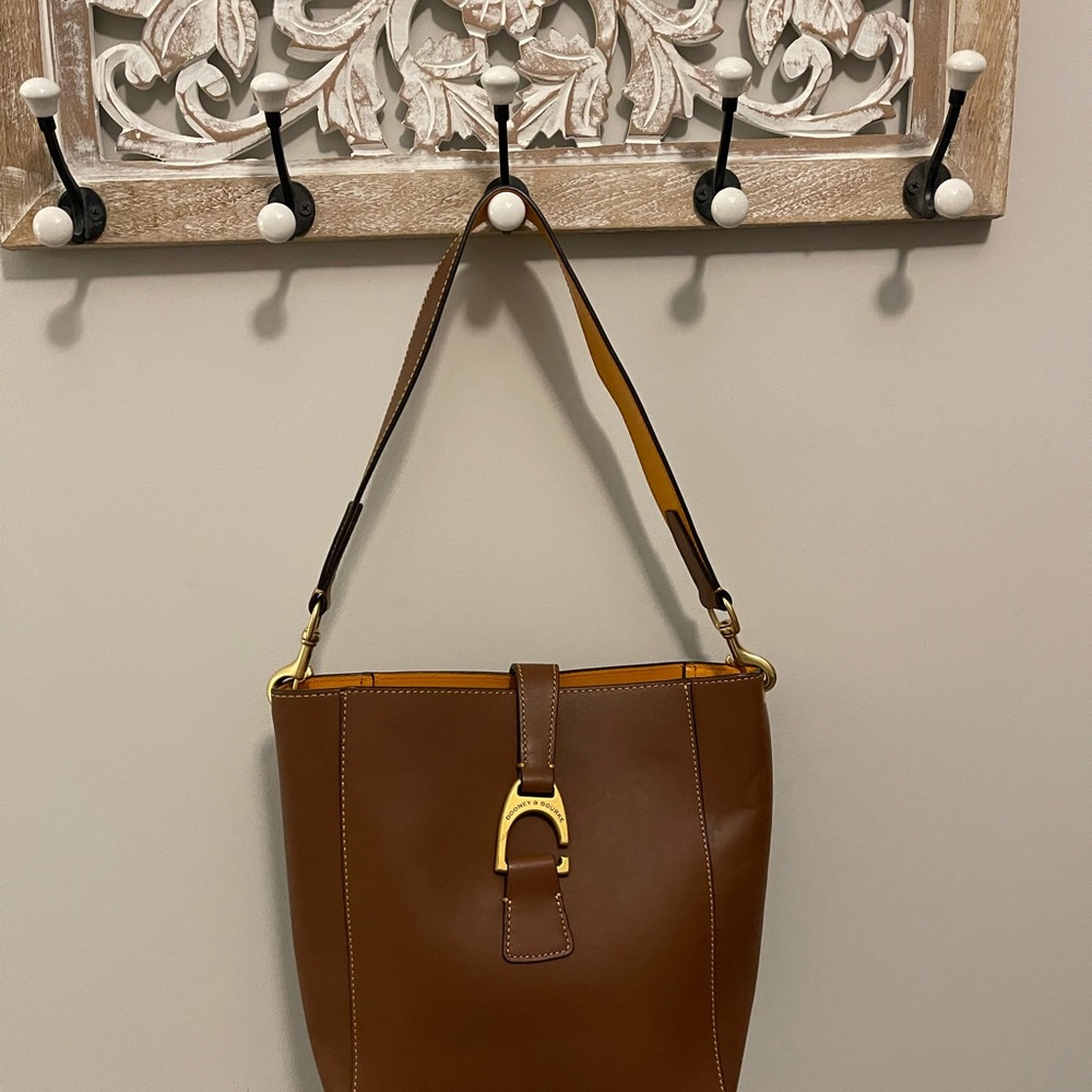 Like new Dooney Bourke purse. Only used like twice. Real leather.